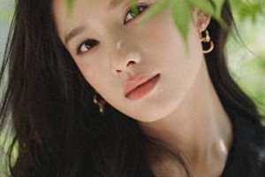 张婧仪春日西装写真 侧颜绝美五官立体