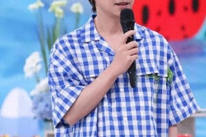 何炅51岁生图曝光！深V衬衫秀胸肌，冻龄秘诀揭秘