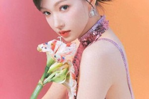 程潇紫金露背裙亮相一加发布会 性感撩人