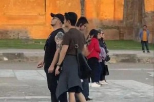 肖战私下随性VS舞台华丽：顶流巨星的双面生活