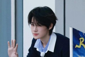 张真源《奔跑吧13》路透：复古穿搭与学霸综艺美学
