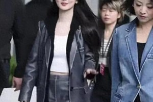 杨紫素颜照引热议：路人笑容抢镜，探讨真实美