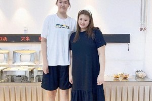刘禹彤与张子宇合影：女篮新星展现姐妹情