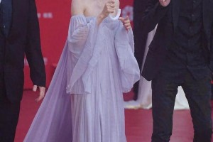金晨红毯造型惊艳，浅紫长裙展现纯欲女神气质