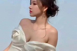 程潇海边性感写真：美丽自信的时尚演绎