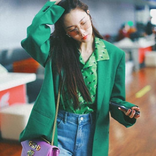 宋妍霏蓝绿西服街拍