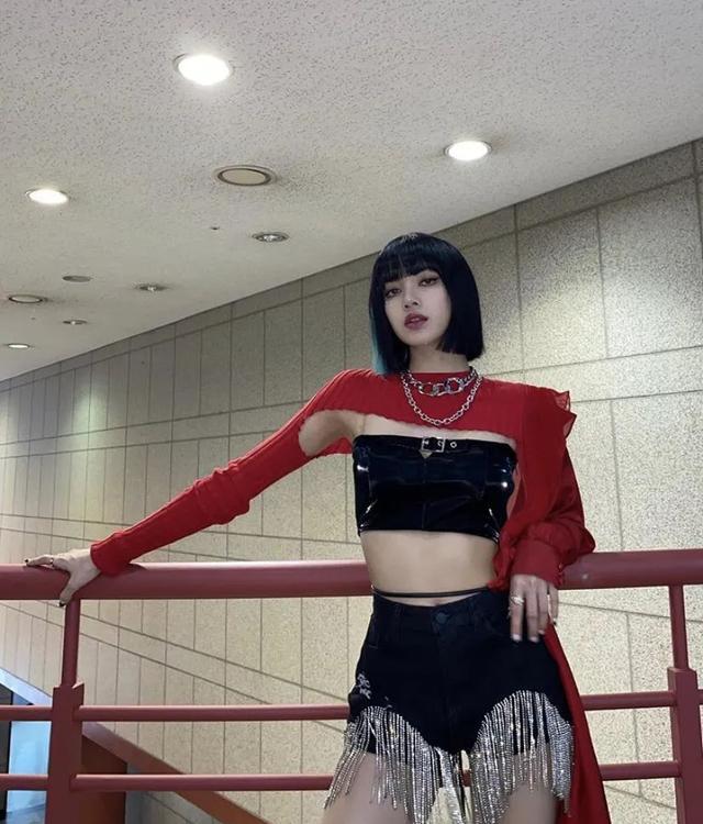 Lisa皮胸衣穿搭