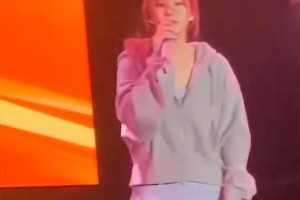 赵露思音乐节演出压缩至7分钟，暖心返场道歉